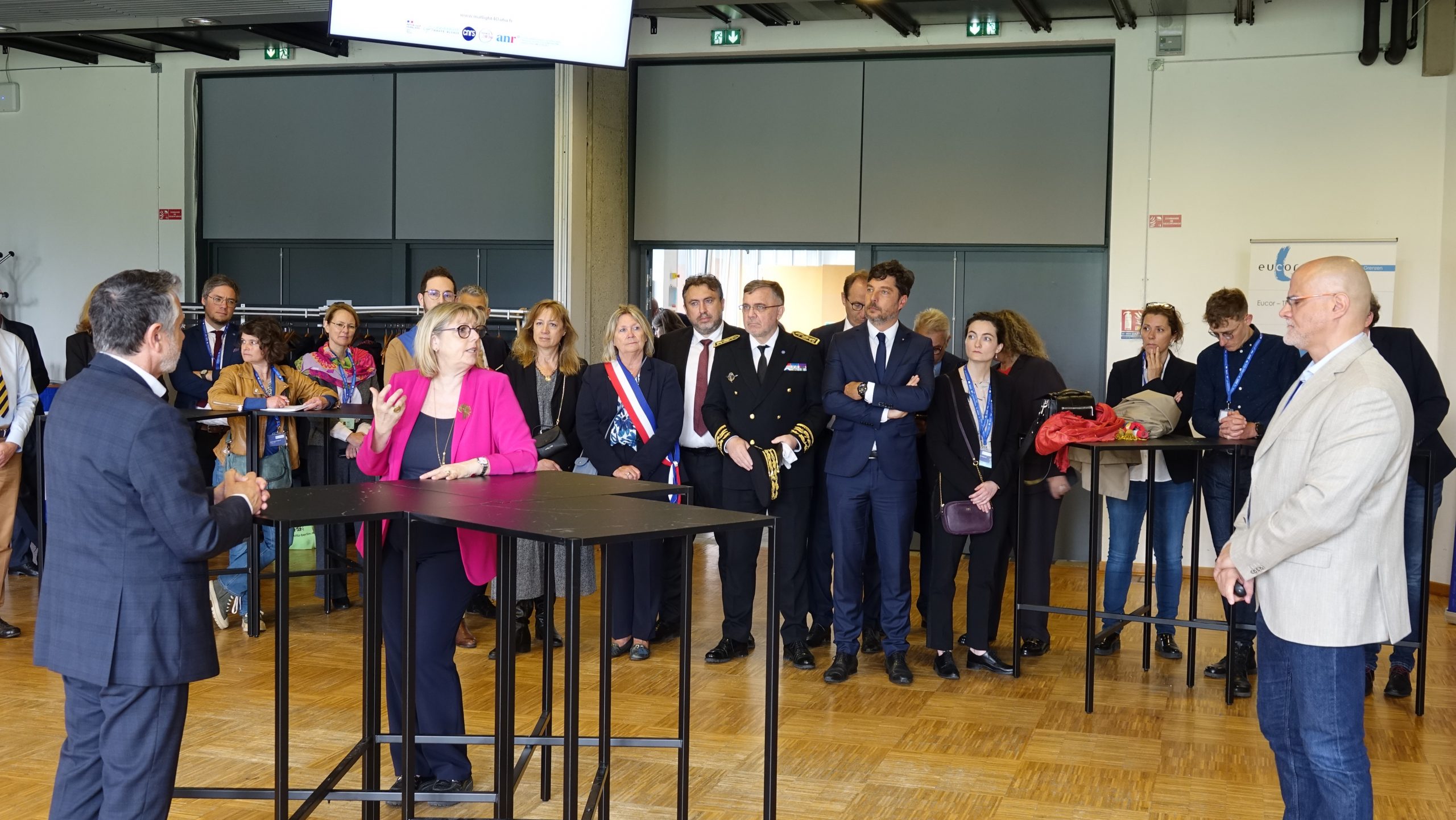 Vincent Roucoules, porteur du projet, présente Mat-Light 4.0 à la ministre.