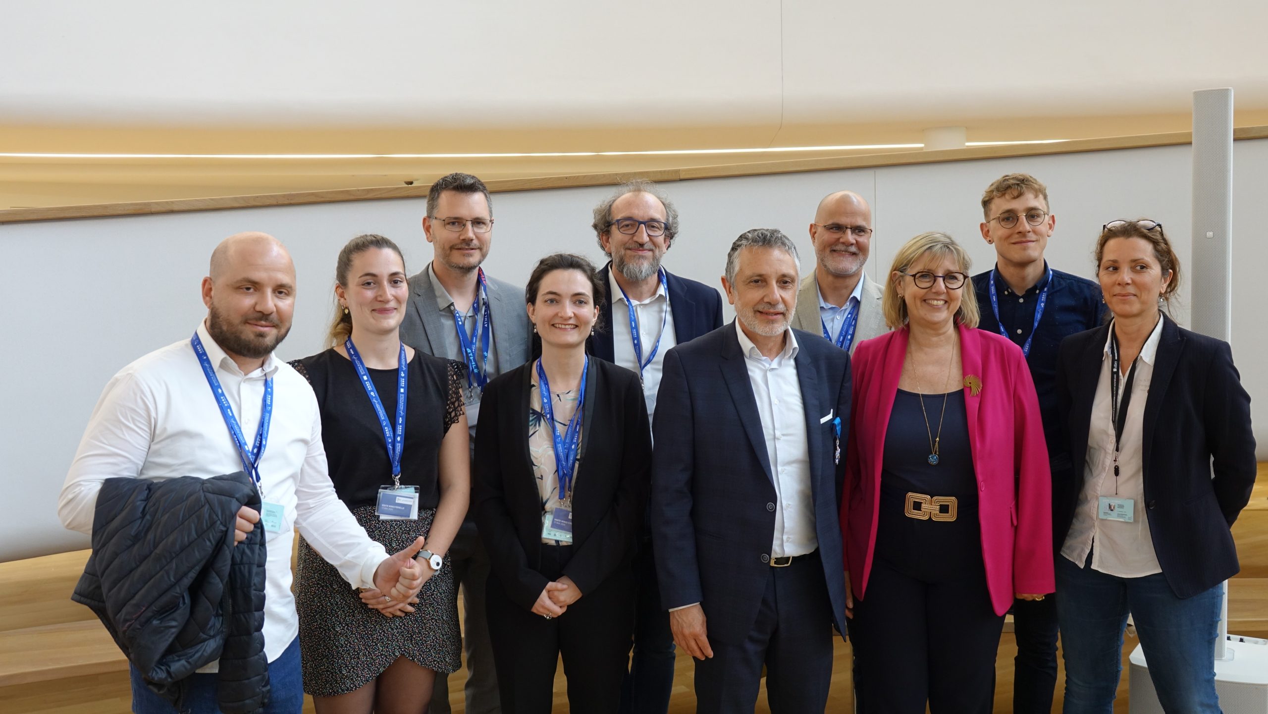 L'équipe Mat-Light 4.0 aux côtés du Président de l'UHA Pierre-Alain Muller et de la Ministre de l'Enseignement supérieur et de la Recherche, Sylvie Retailleau.